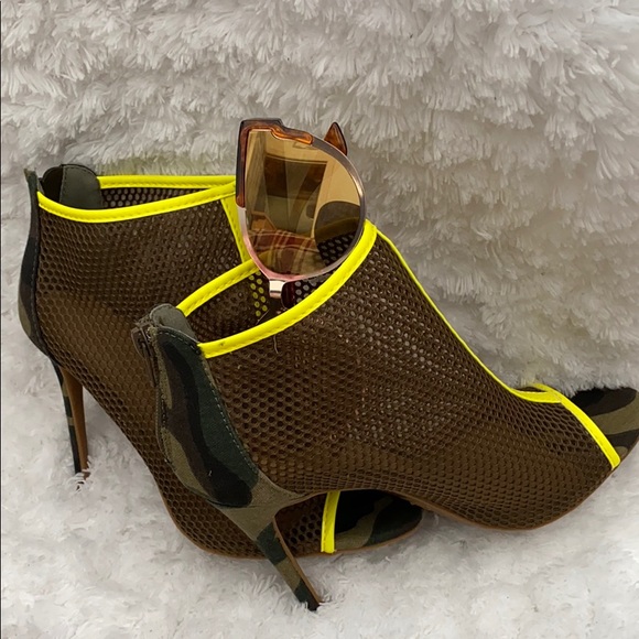 WEEKEND SALE!!!!⭐️REALITY ⭐️Yellow Open Toe Camouflage Heels - Picture 6 of 6